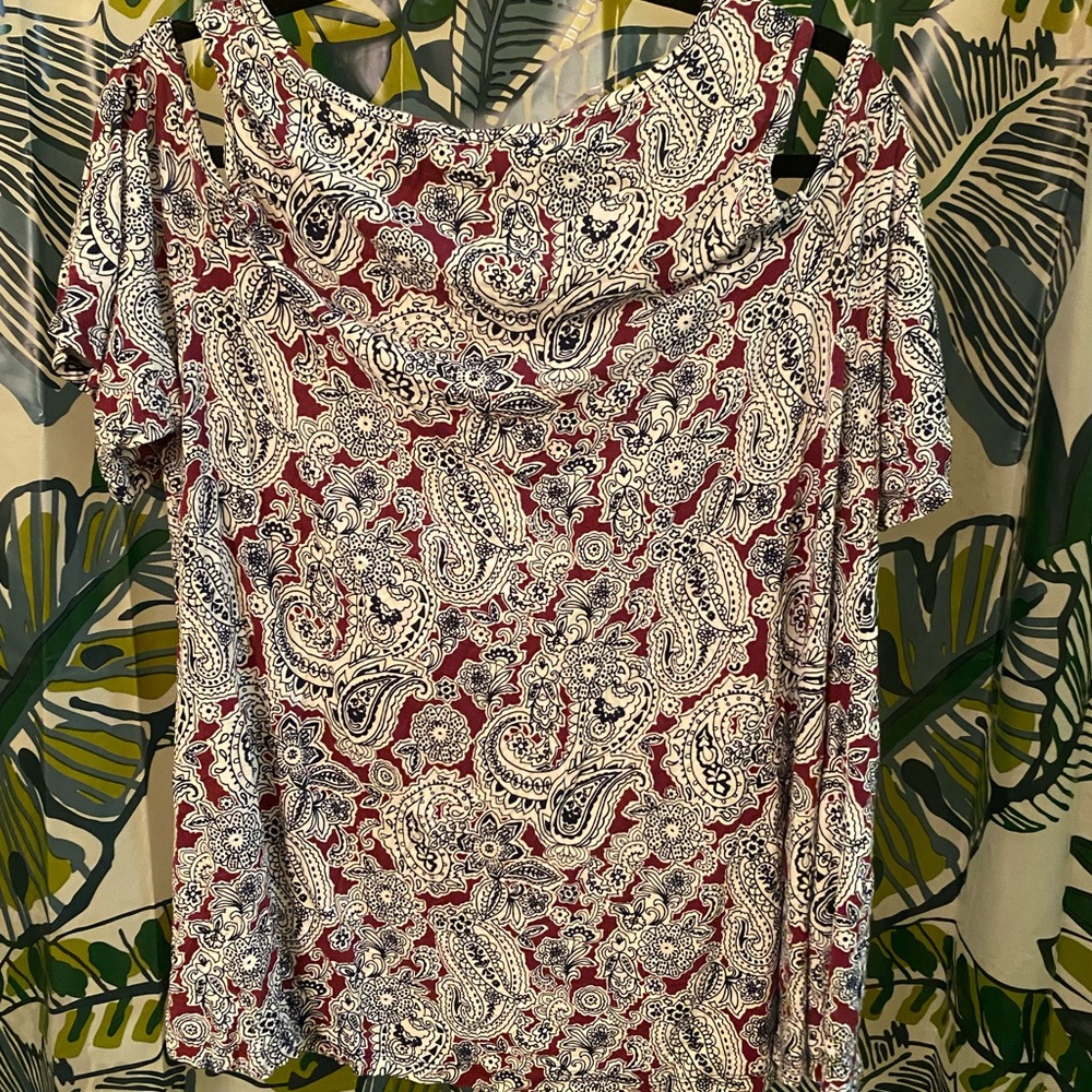 Patterned Top➰ - Picture 2 of 4